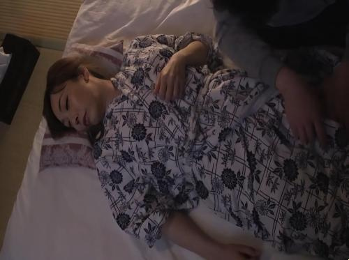 半夜潜入房间强奸婆婆
