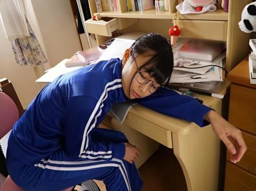 ข่มขืนลูกพี่ลูกน้องของฉันที่เผลอหลับคาโต๊ะ
