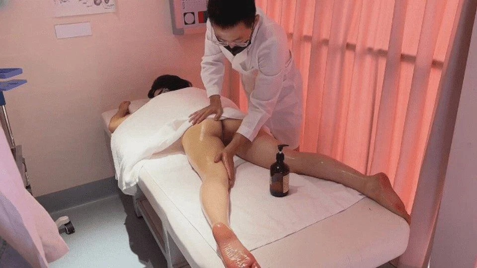XG-8 Nieuwsgierig meisje gaat voor een massage en het einde