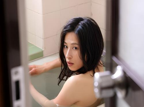 Il suocero sbirciava il bagno della nuora e il finale
