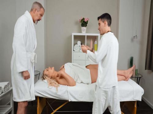 Massage für die versaute Dame des Chefs